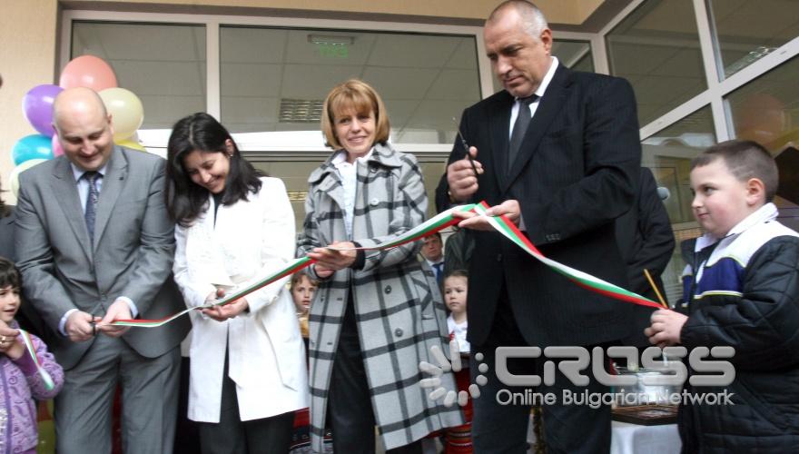 Днес, 8 април, министър-председателят Бойко Борисов и кметът на столицата Йорданка Фандъкова откриха новоизградената детска градина “Изгрев” в село Долни Лозен, район Панчарево. 