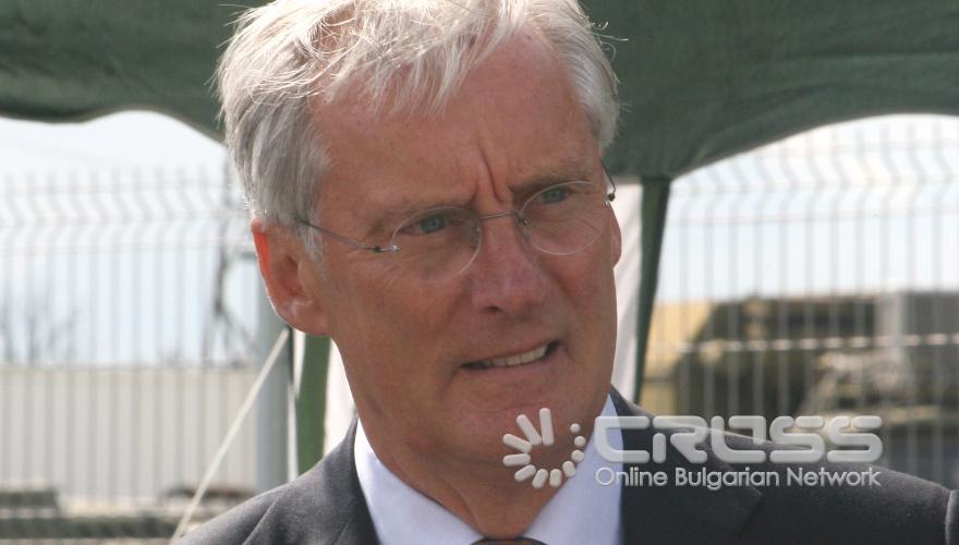 Холандският министър по европейските въпроси и международното сътрудничество Бен Кнапен, който е на посещение в България заедно с министъра на околната среда и водите Нона Караджова, министъра по управление на средствата от ЕС Томислав Дончев и кмета на София Йорданка Фандъкова откриха обновената помпена станция в Нови Искър.