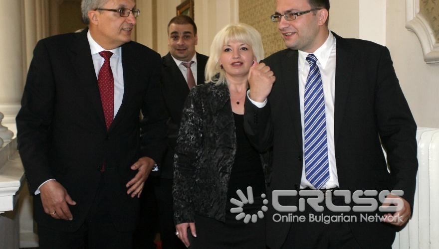 СДС и ДСБ подписаха документи за участието на Синята коалиция в предстоящите избори. Двете партии се споразумяха за отворените избори в рамките на коалицията, на 12 юни.
