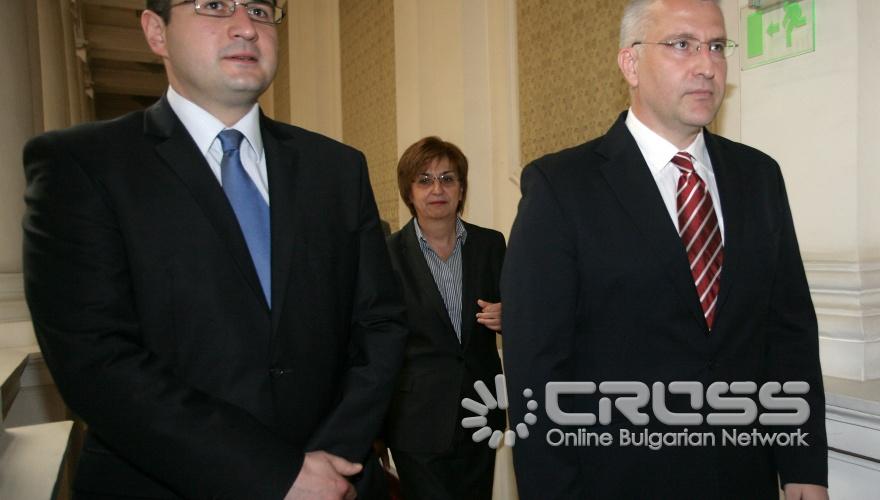 СДС и ДСБ подписаха документи за участието на Синята коалиция в предстоящите избори. Двете партии се споразумяха за отворените избори в рамките на коалицията, на 12 юни.
