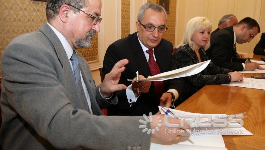 СДС и ДСБ подписаха документи за участието на Синята коалиция в предстоящите избори. Двете партии се споразумяха за отворените избори в рамките на коалицията, на 12 юни.
