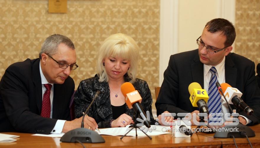 СДС и ДСБ подписаха документи за участието на Синята коалиция в предстоящите избори. Двете партии се споразумяха за отворените избори в рамките на коалицията, на 12 юни.
