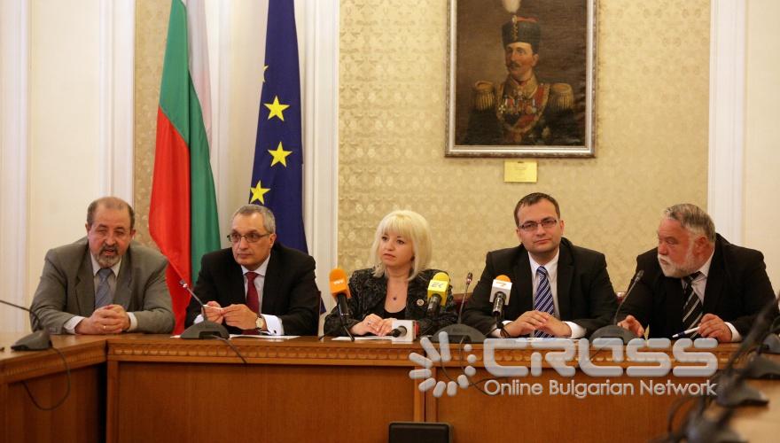 СДС и ДСБ подписаха документи за участието на Синята коалиция в предстоящите избори. Двете партии се споразумяха за отворените избори в рамките на коалицията, на 12 юни.
