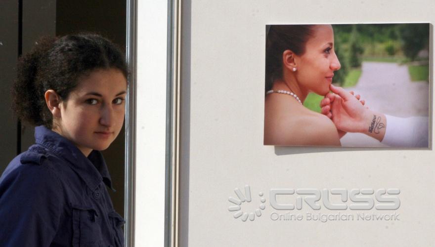 Днес в НДК-полу-етаж изток (между партера и втория етаж, от главния вход вляво) ще се открие фотоизложба "Когато нахлу в живота ми" на тема сватбена фотография. Ще бъдат представени 140 фотографии, продукт от съвместната работа на екипа Влади Балевски и Иво Орешков. 