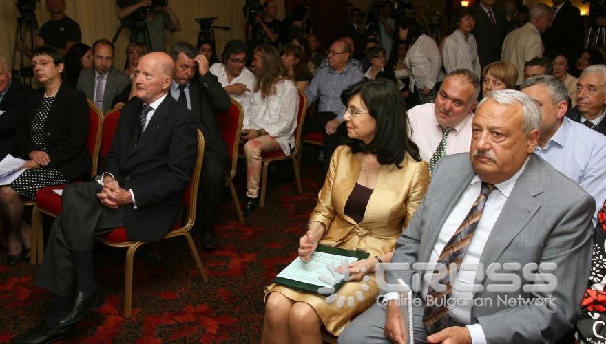 Инициативен комитет за издигането на Меглена Кунева като независим кандидат за президент на Република България обяви официално кандидатурата й в зала „Александър“ на столичния хотел „Радисън“