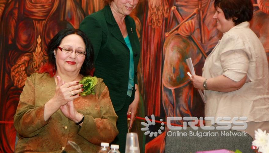 Днес,8 юни,в НДК се състоя премиера на новия роман на Надежда Захариева "Две очи любов" и аудио-диска "Съдба" по нейни стихове