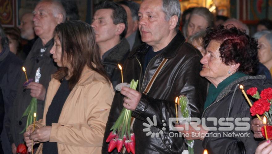 Поклонението пред тленните останки на писателя Николай Вълчинов в църквата „Свети Седмочисленици".
		
