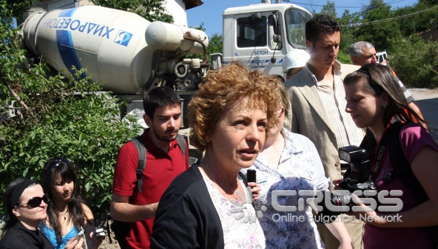 Кметът на Столичната община Йорданка Фандъкова направи проверка на възстановяването на две мостови съоръжения в Банкя.
На проверката беше и заместник-кметът с ресор транспорт и транспортни комуникации Любомир Христов.