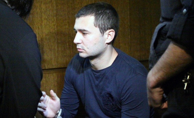 Роднините на Въжаров са предлагали пари на експерти