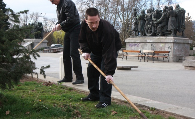 Чистят улиците на  Варна