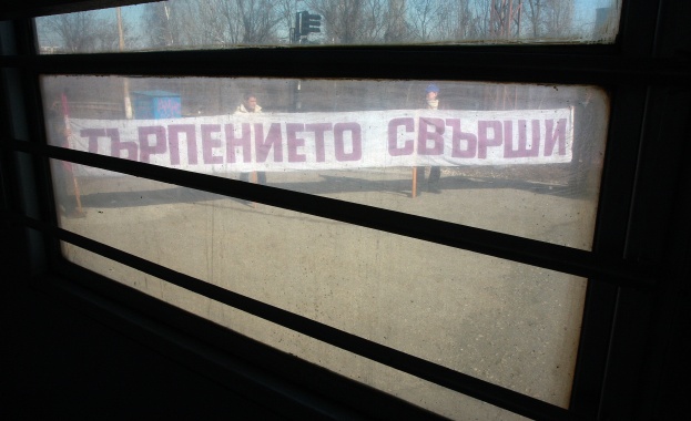 Земеделци и служители в БДЖ продължават с протестите 