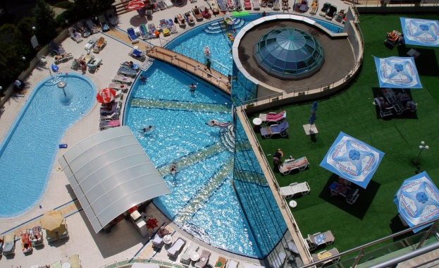 Температурите навън се покачват а обществените басейни остават предпочитано място