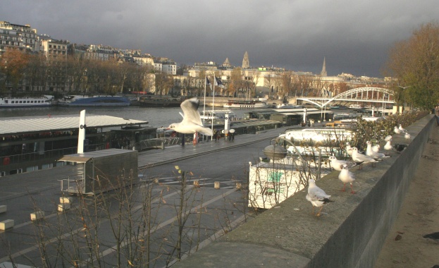 Неизвестен мъж взе заложници в трудова борса в Париж