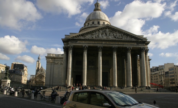 Невиждан митинг пред руското посолство в Париж