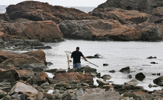 В деня за размисъл хванаха рибар, тръгнал да лови с ток