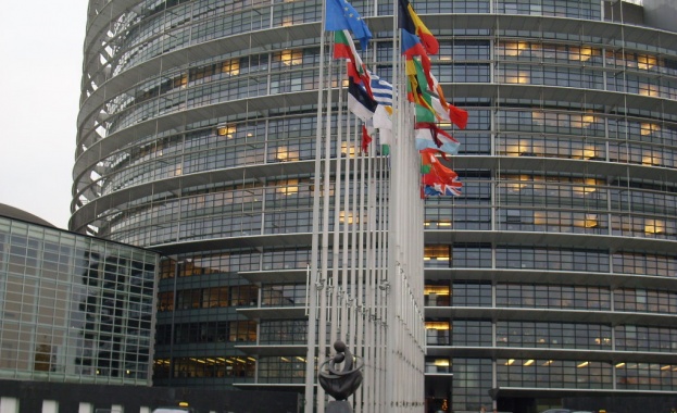 Разискването е на тема Продължаващото посегателство срещу демократичните институции и