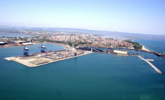 Започна разчистването на терена за Морската гара в Бургас 