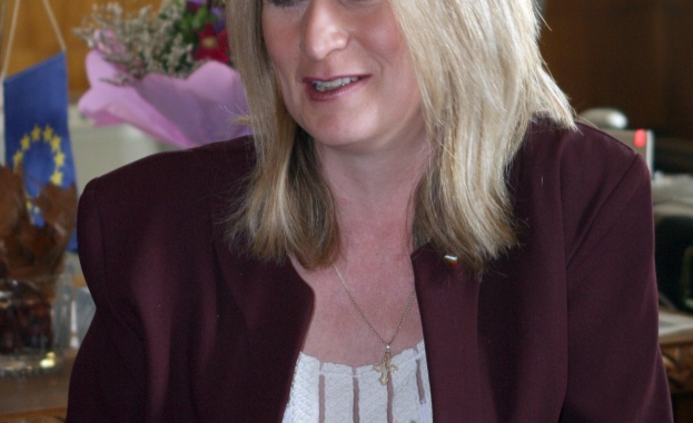 Манджукова: Новият закон за българите в чужбина не защитава техните интереси