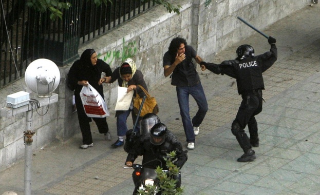 Ирански студенти нахлуха в посолството на Великобритания в Техеран