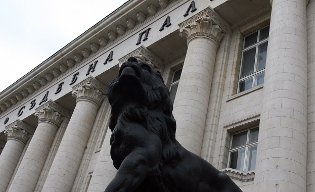 Два паралелни протеста започнаха пред сградата на Съдебната палата Единият