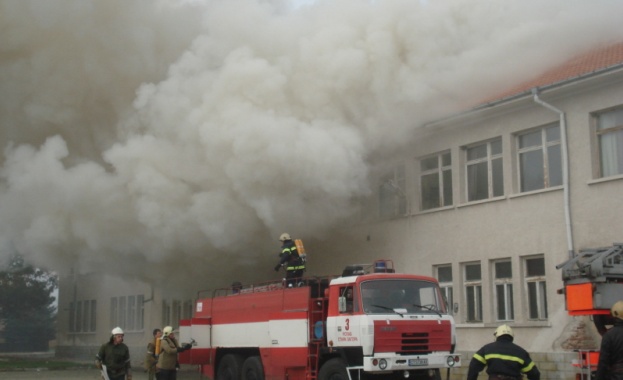 Голям пожар в складове на шивашка фирма в Перник