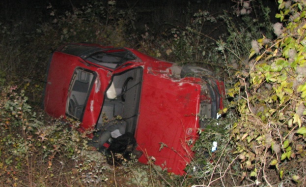 Шофьор оцеля след като колата му се обърна и запали 