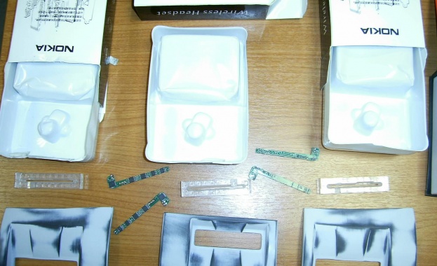 Скиминг-устройства и пластики на банкови карти откриха русенските митничари