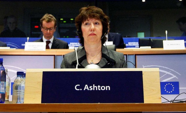 Аштън: ЕС ще преразгледа политиките си спрямо Украйна