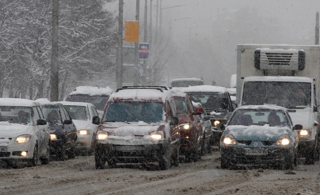 Аварирал джип блокира движението в района на пазара в "Красно село"