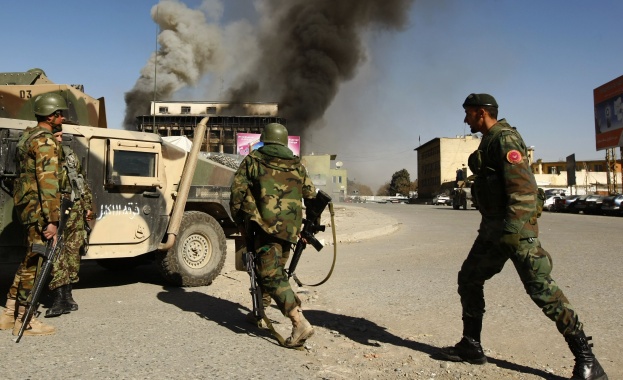 Смъртник се взриви до полицейски участък в Афганистан