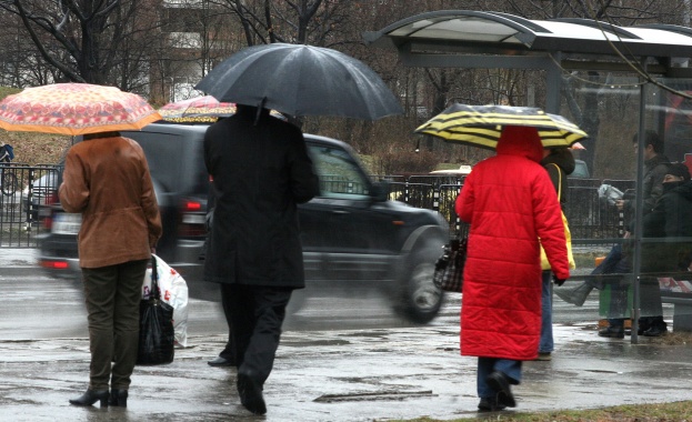 В неделния ден ни очаква променлива облачност с дъжд, а на места и сняг  