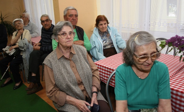 Строим центрове за самотни старци с европари 