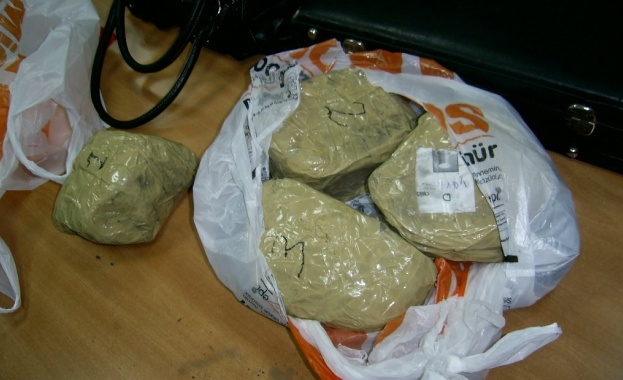 Българка с два килограма опиум задържаха митничари на "Капитан Андреево"