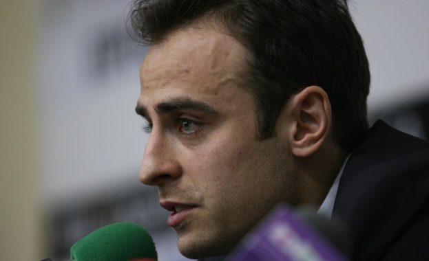 В Англия оцениха Бербатов като защитник  