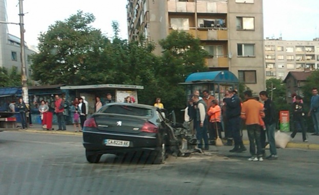 24-годишен почина след челен сблъсък с два автомобила