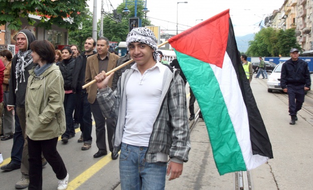 Граждани на мирно шествие в София за солидарност с палестинците