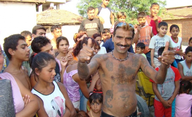 Във Великобритания прогонват ромите от незаконен катун