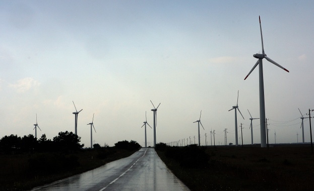 Холандия откри най-голямата в света ферма с вятърни генератори във воден басейн