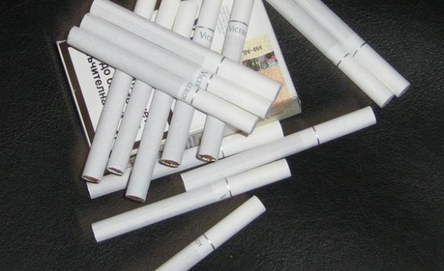 Задържаха държавен служител с контрабадни цигари