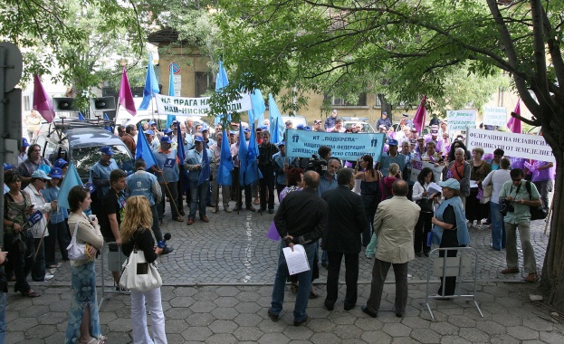 Двама от „Напоителни системи” прекратиха гладната си стачка