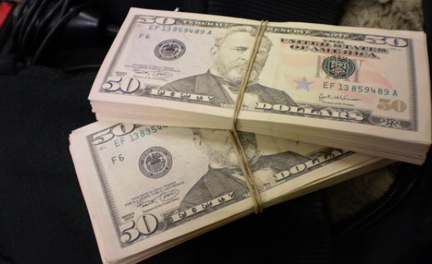 350 000 долара задържаха митническите служители на Аерогара "София"