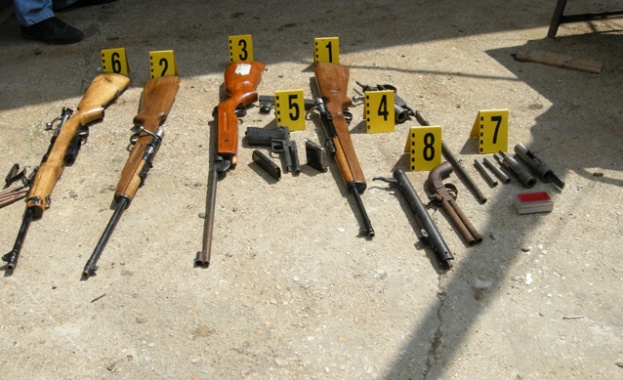 Спецполицаите от ГДБОП иззеха боен арсенал  