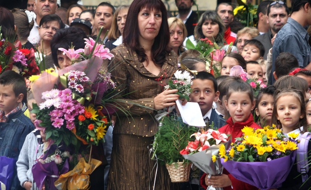 Учители зоват: Дарете за пострадалите парите за цветя 