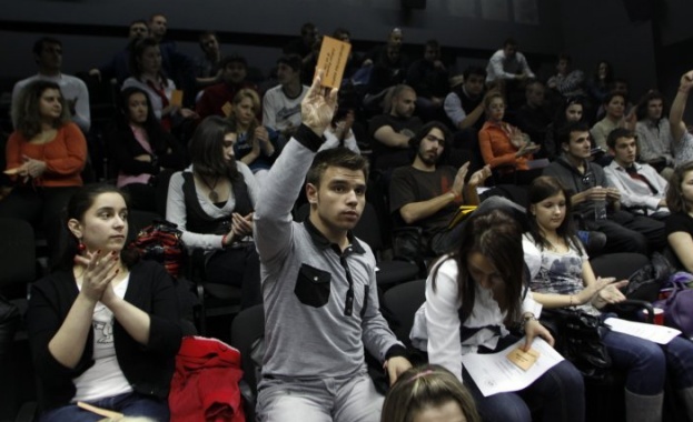 Еврокомисията оряза средствата за БГ студентите за следване в Европа