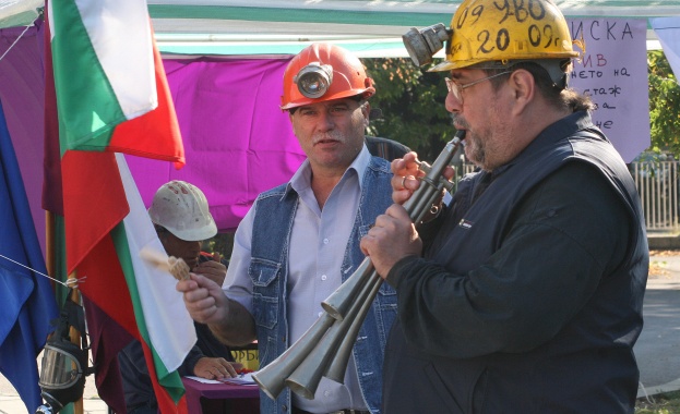 Миньорите блокират страната заради лошо управление, искат оставката на Дянков