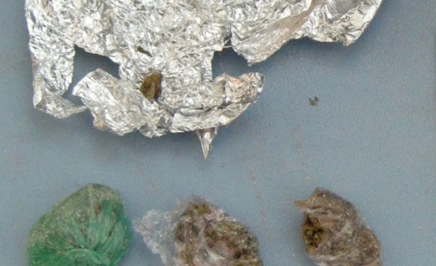 Хванаха двама младежи с марихуана 