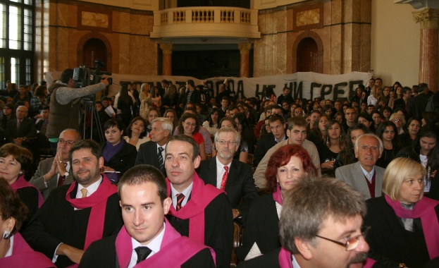 Срещу няколко стотачки родните студенти се сдобиват с дипломна работа 