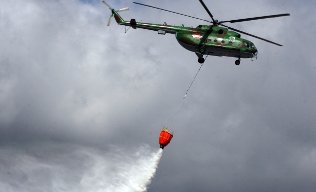Два хеликоптера се включват в гасенето на пожара в Кресненското дефиле