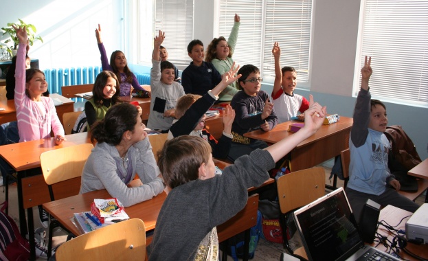 Училищният звънец ще чуят близо 1800 ученици в община Балчик