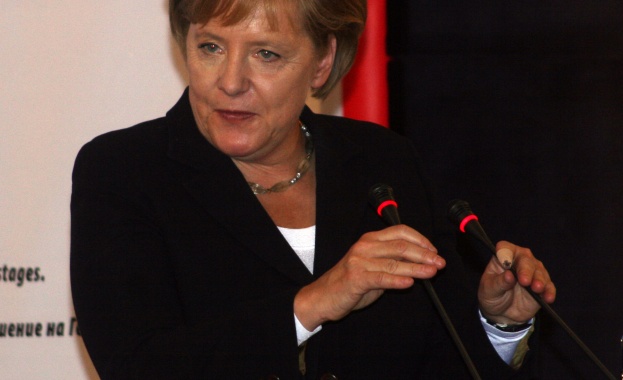 Меркел: Гърция трябва да остане в еврозоната 